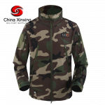 Xinxing Veste militaire Veste d'hiver pour hommes OEM de la police Peau de requin Woodland Camou à trois couches Doublure polaire avec bonnet CF20